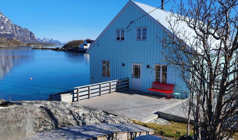 Exterior del lodge en el puerto de Henningsvær