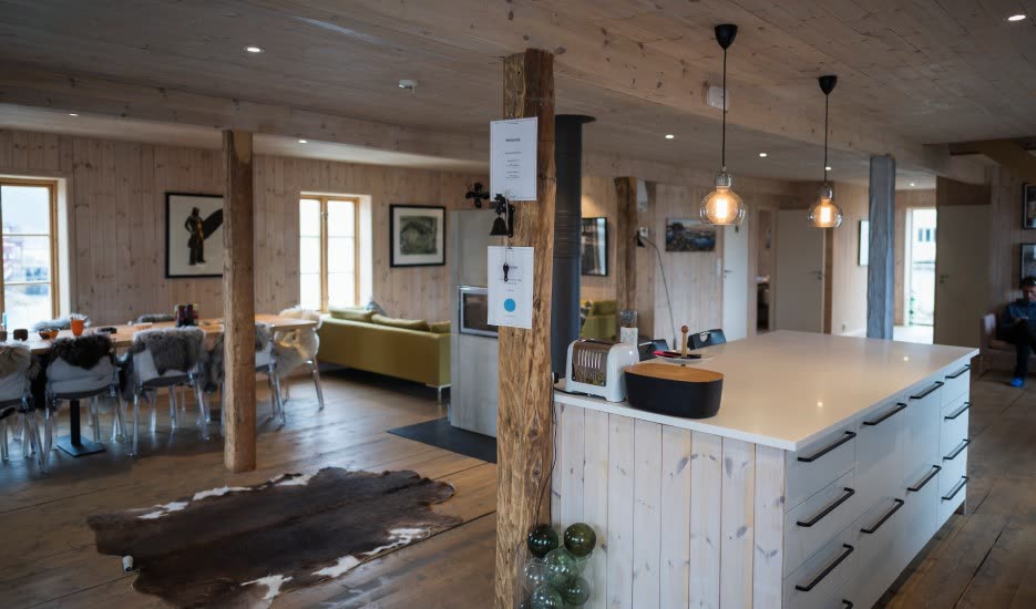 Interior del lodge: salón, cocina y comedor