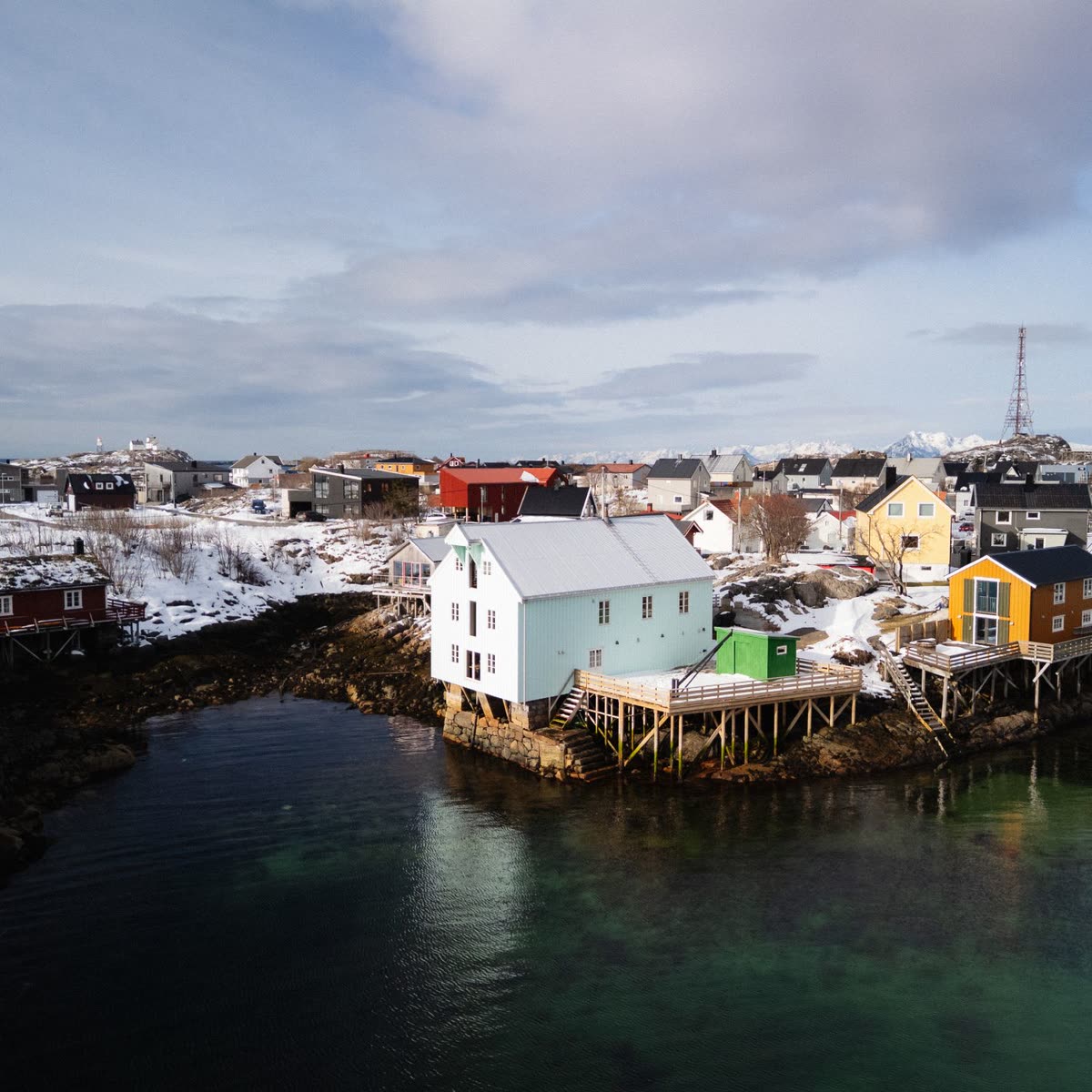 Casas de pescadores de Henningsvær sobre el agua